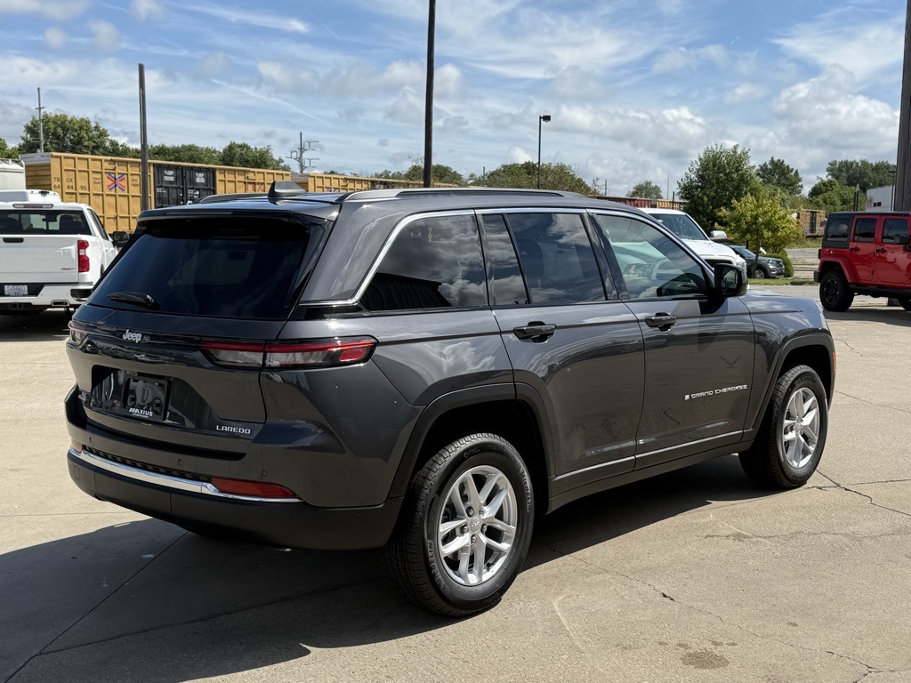 2025 Jeep Grand Cherokee Laredo X photo 2