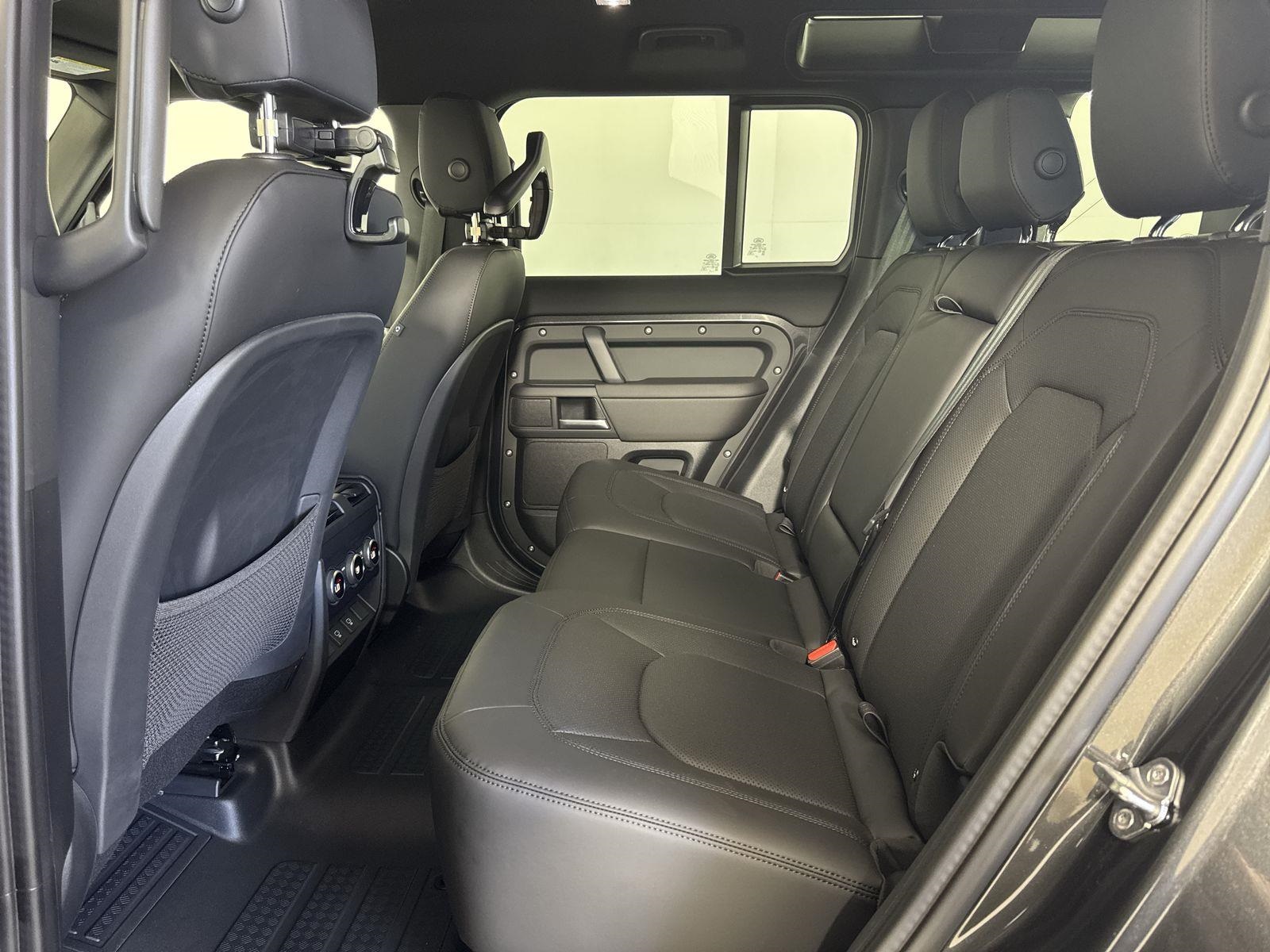2025 Land Rover Defender 110 X-Dynamic SE photo 23