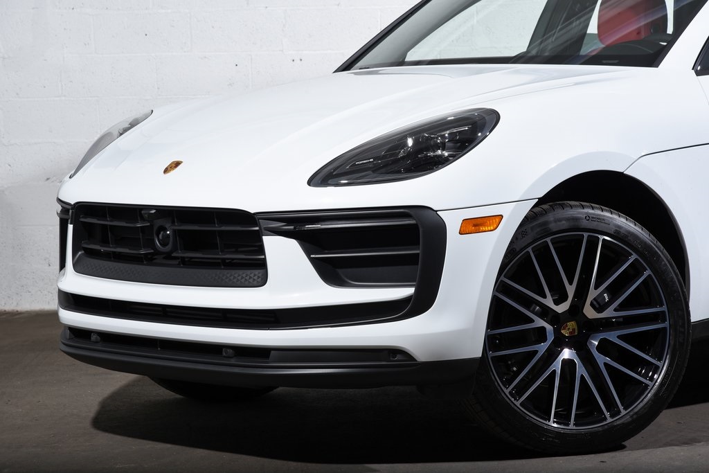2026 Porsche Macan T photo 14