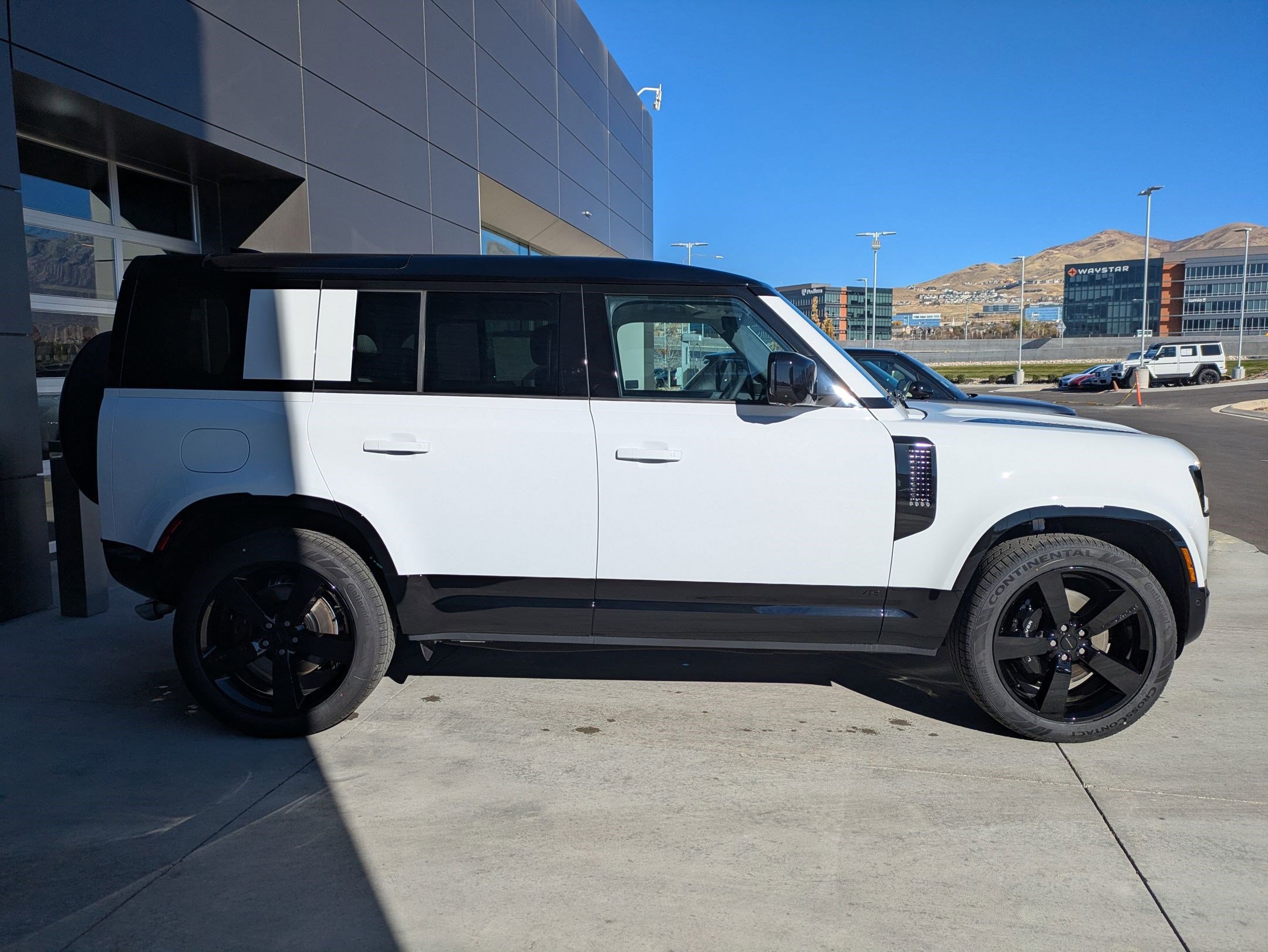 2026 Land Rover Defender 110 V8 photo 2