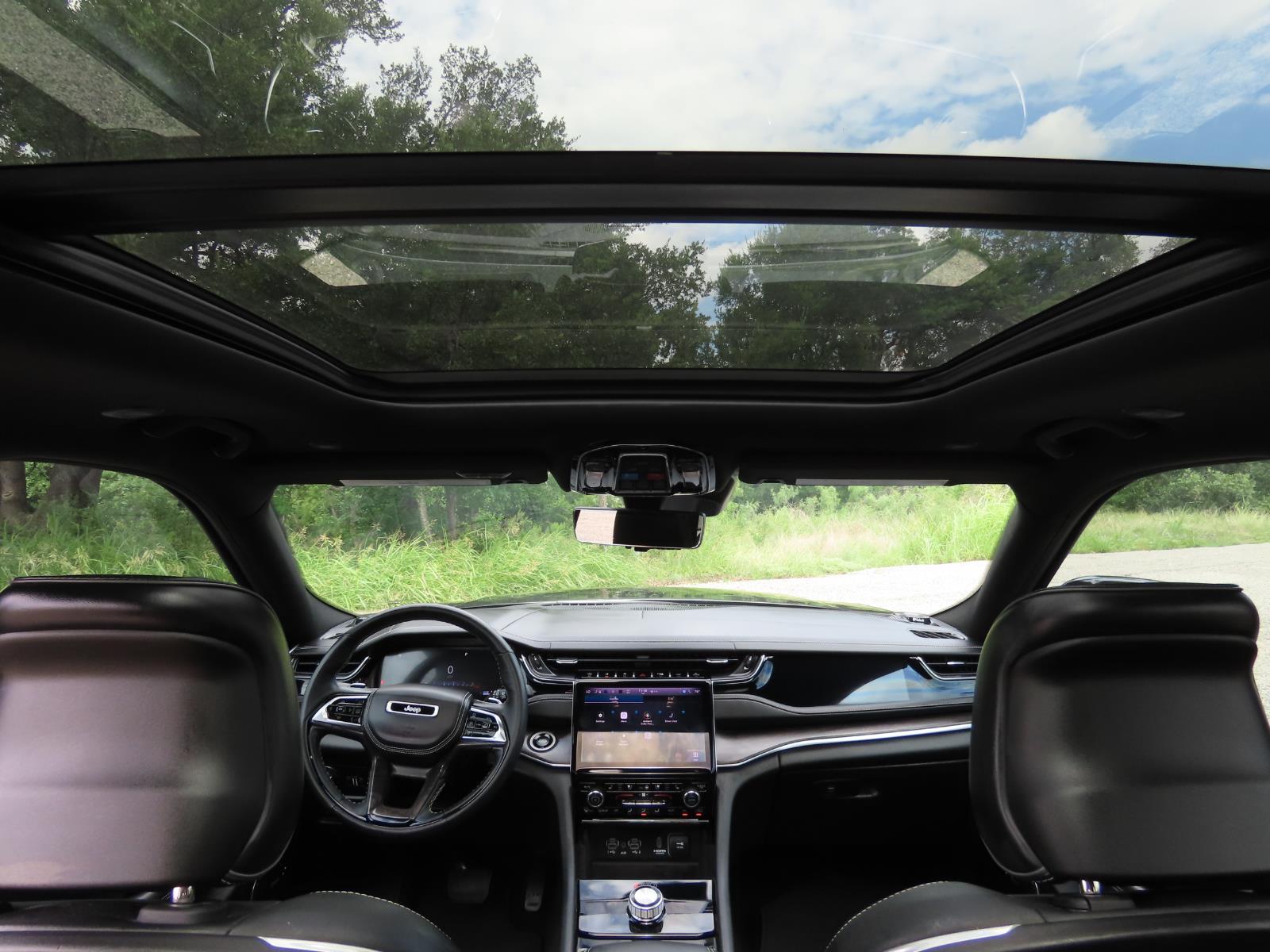 2022 Jeep Grand Cherokee Overland photo 3