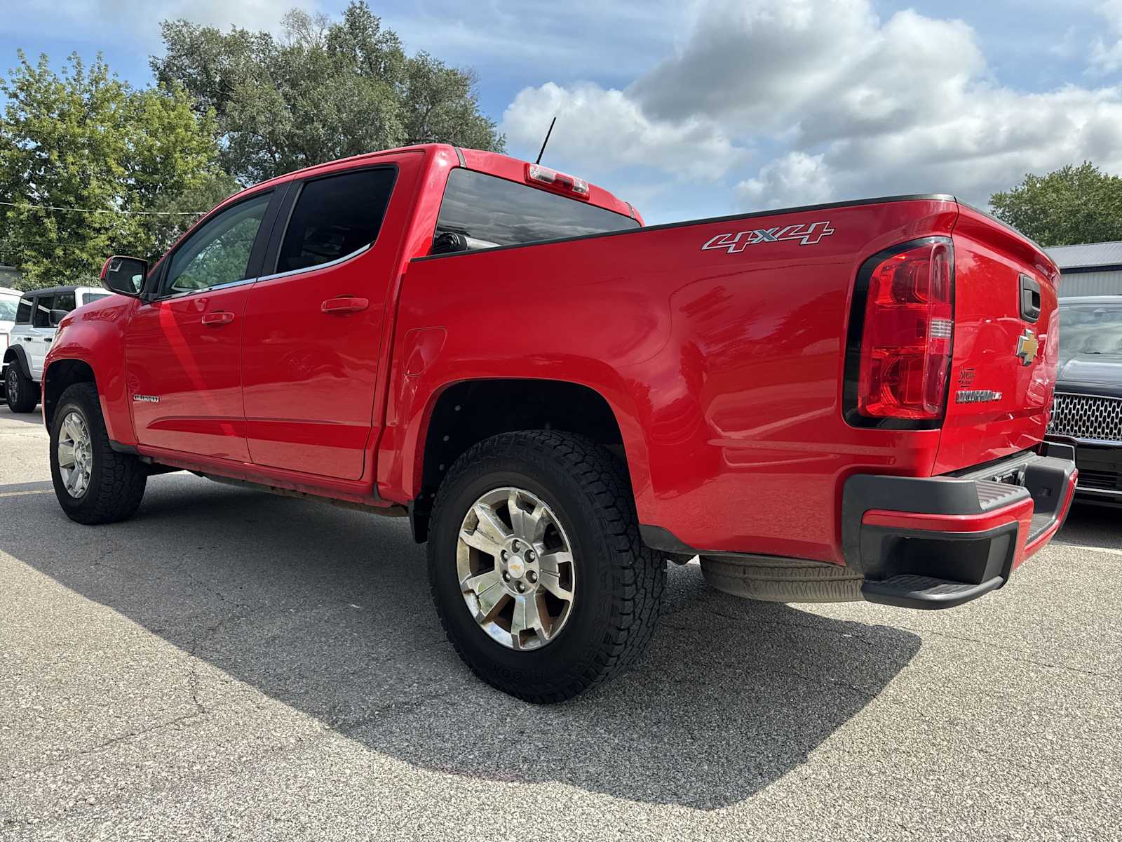 2018 Chevrolet Colorado LT photo 2