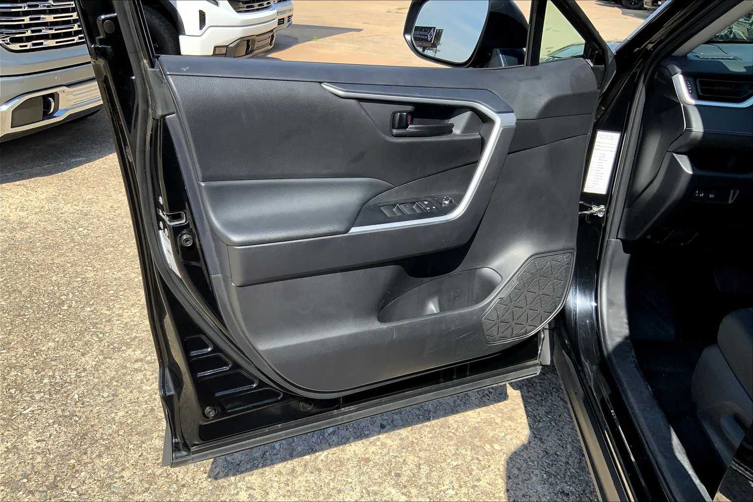 2024 Toyota RAV4 LE photo 18