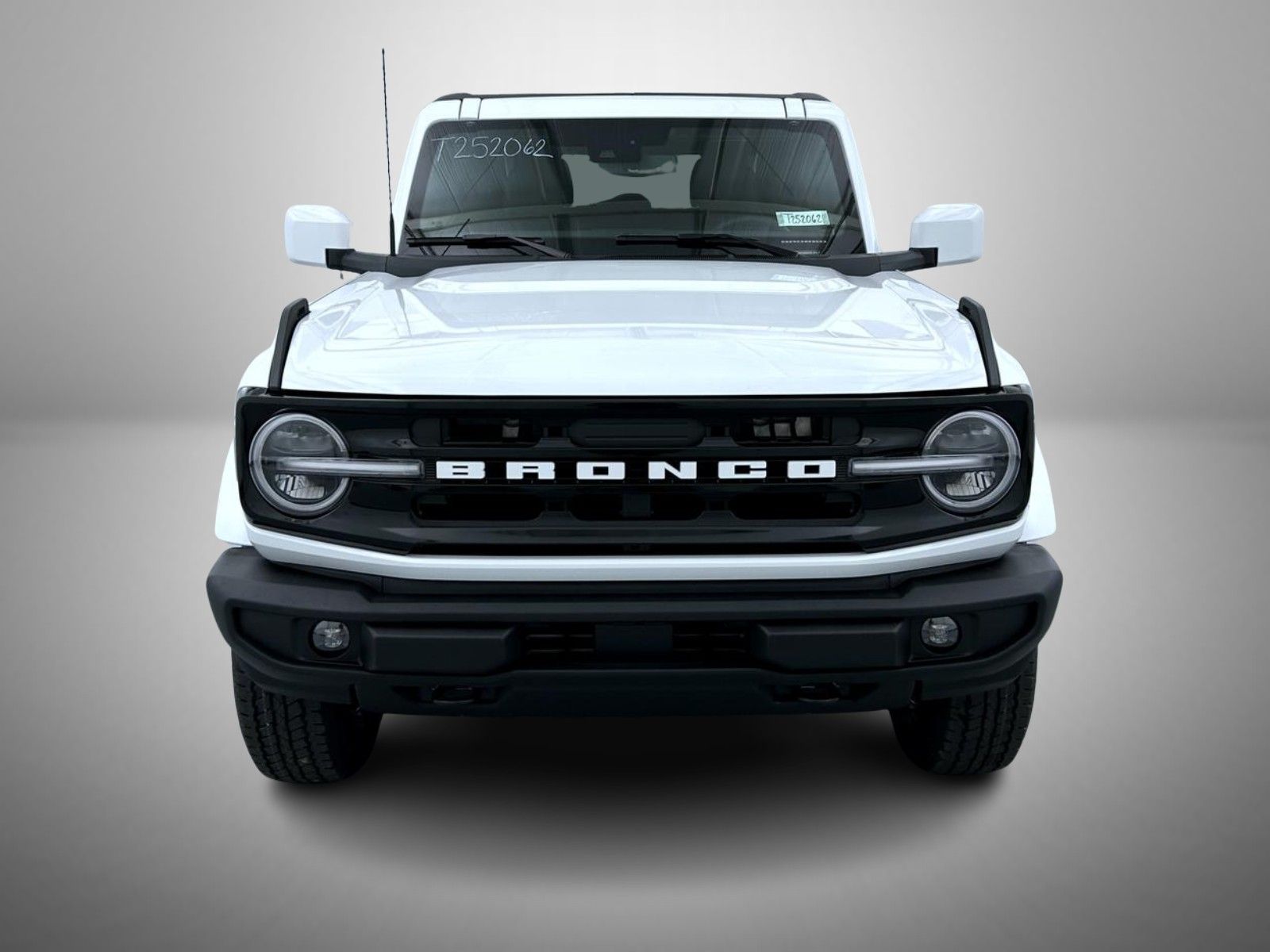 2025 Ford Bronco Outer Banks photo 2