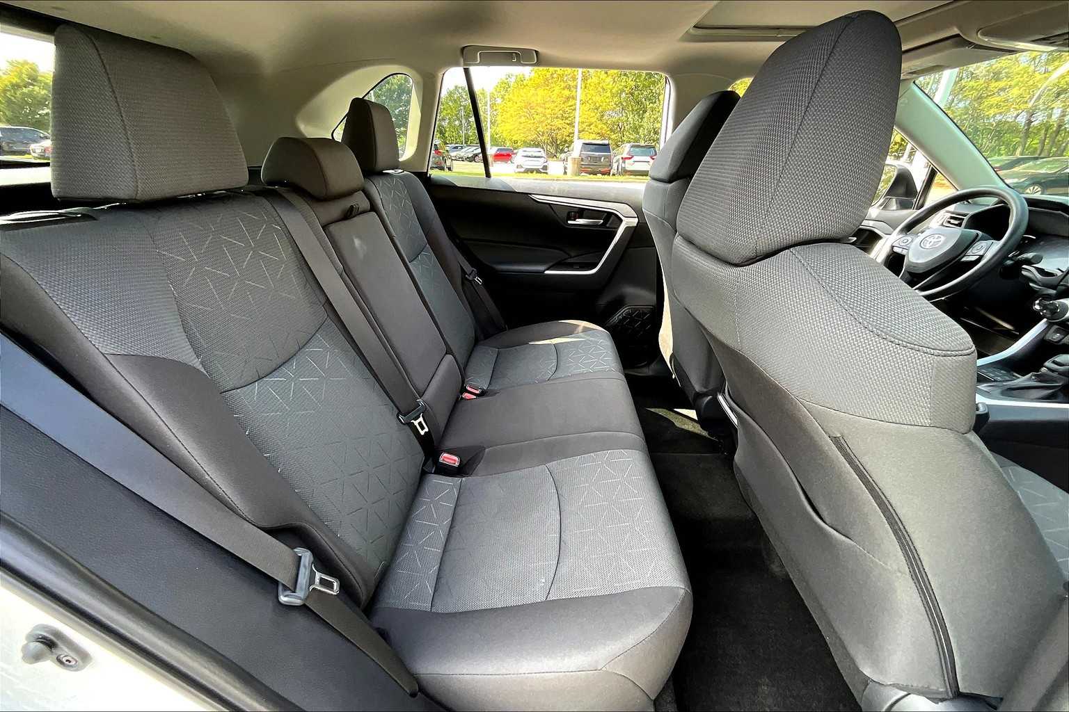 2025 Toyota RAV4 XLE photo 19