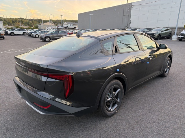 2025 Kia K4 LXS photo 3