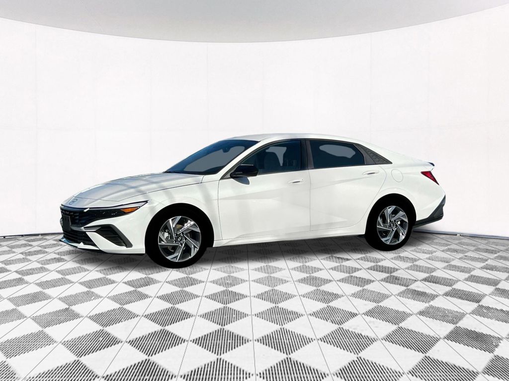 2025 Hyundai Elantra SEL Sport photo 2