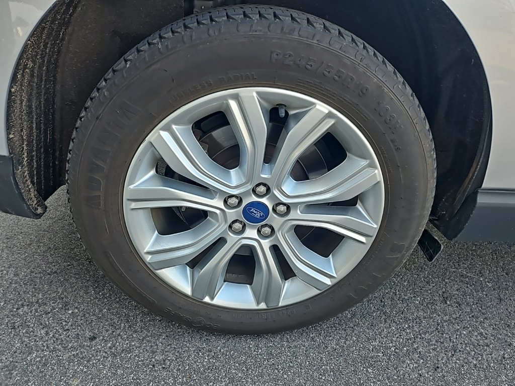 2022 Ford Edge Titanium photo 13