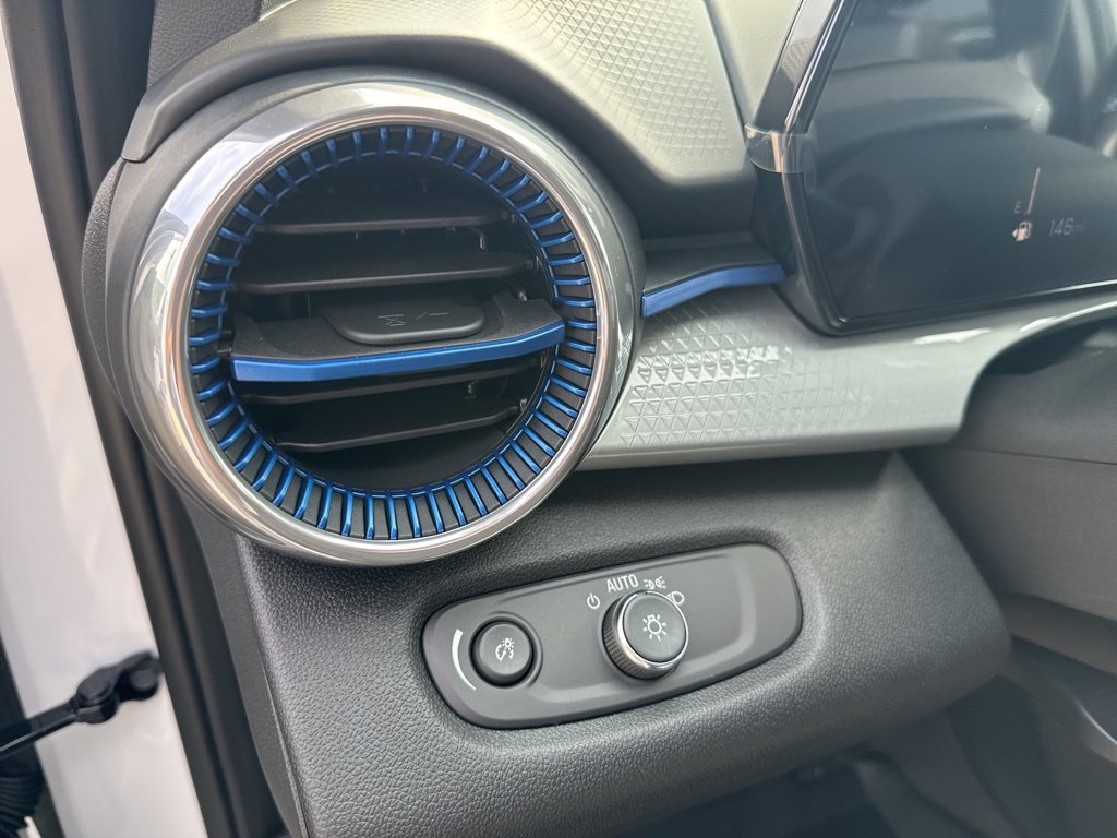 2025 Chevrolet Trax LT photo 32