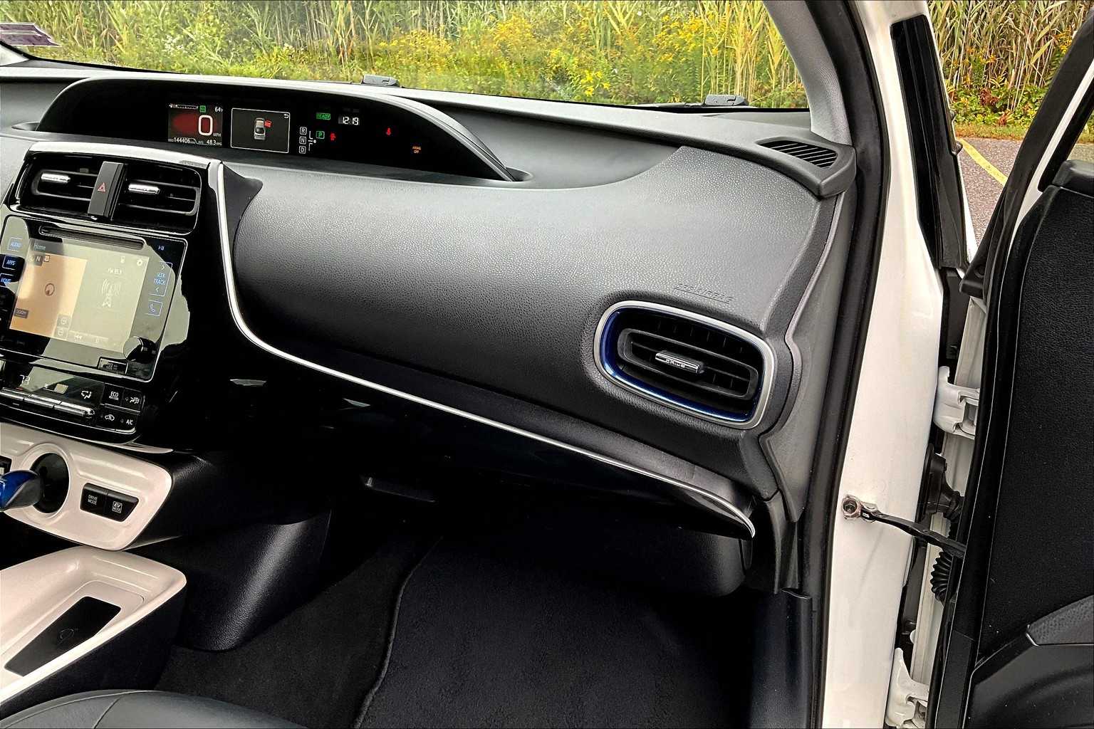 2016 Toyota Prius Three Touring photo 18