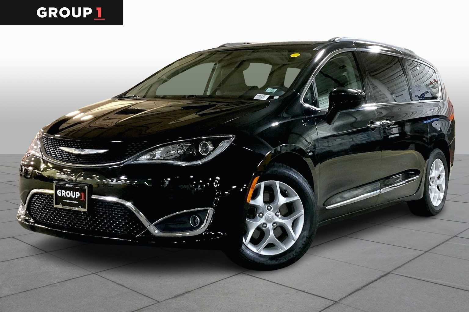 2017 Chrysler Pacifica Touring-L's photo