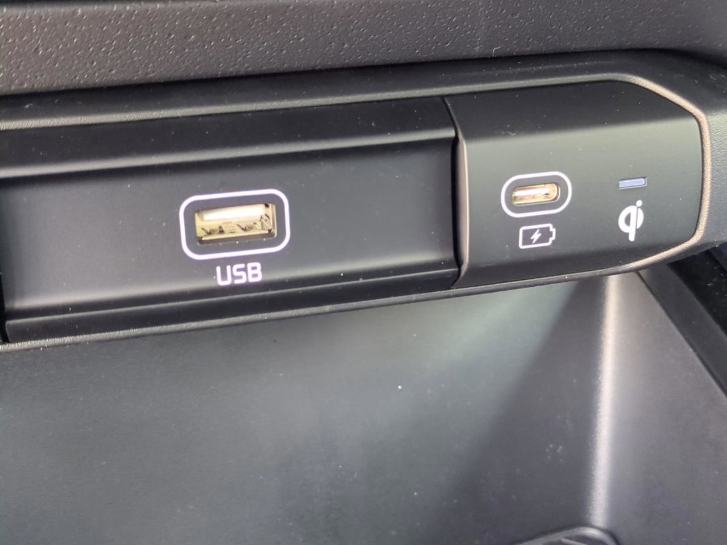 2025 Kia Niro SX photo 24