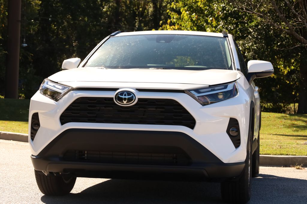 2025 Toyota RAV4 XLE's photo