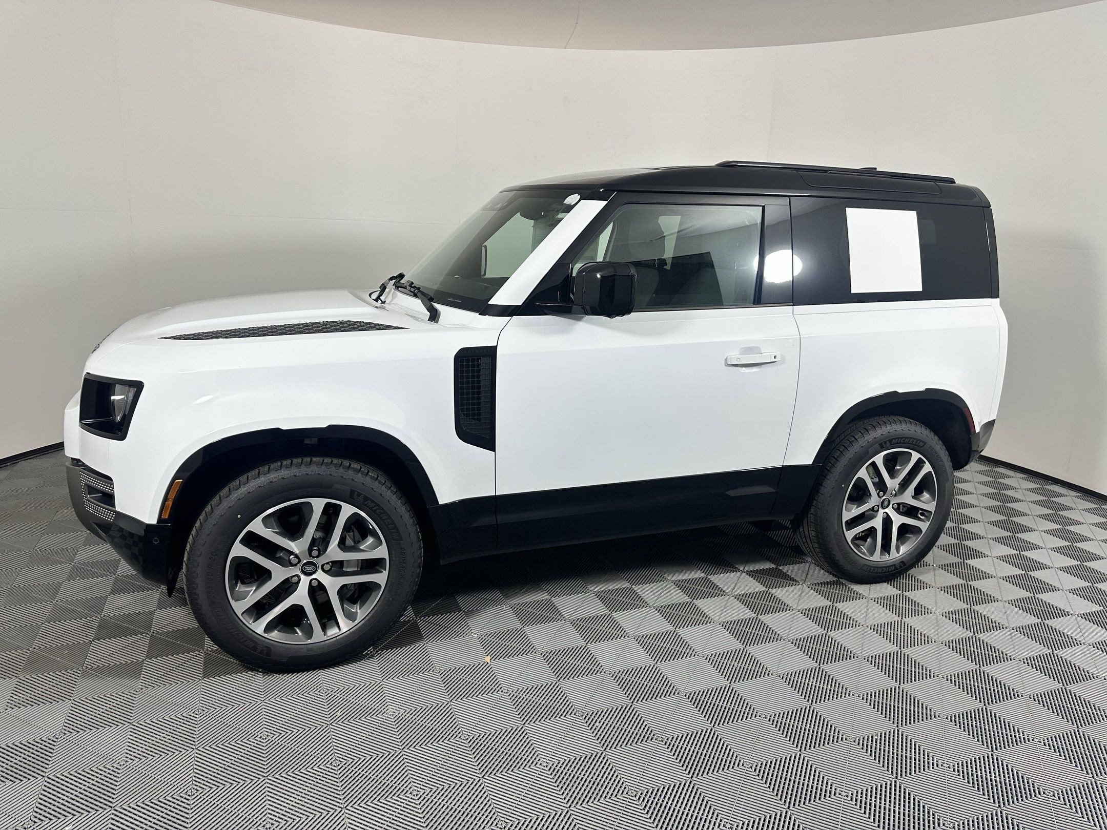 2025 Land Rover Defender 90 X-Dynamic SE photo 2