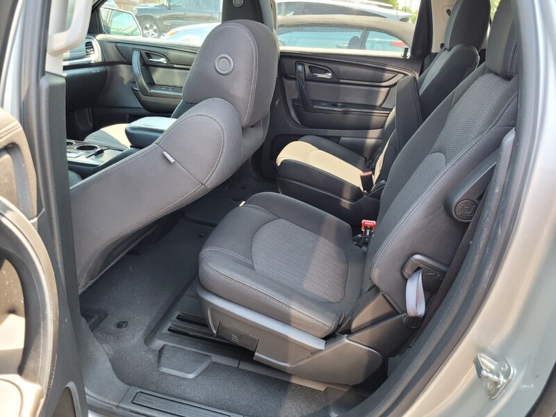 2017 Chevrolet Traverse 1LT photo 4
