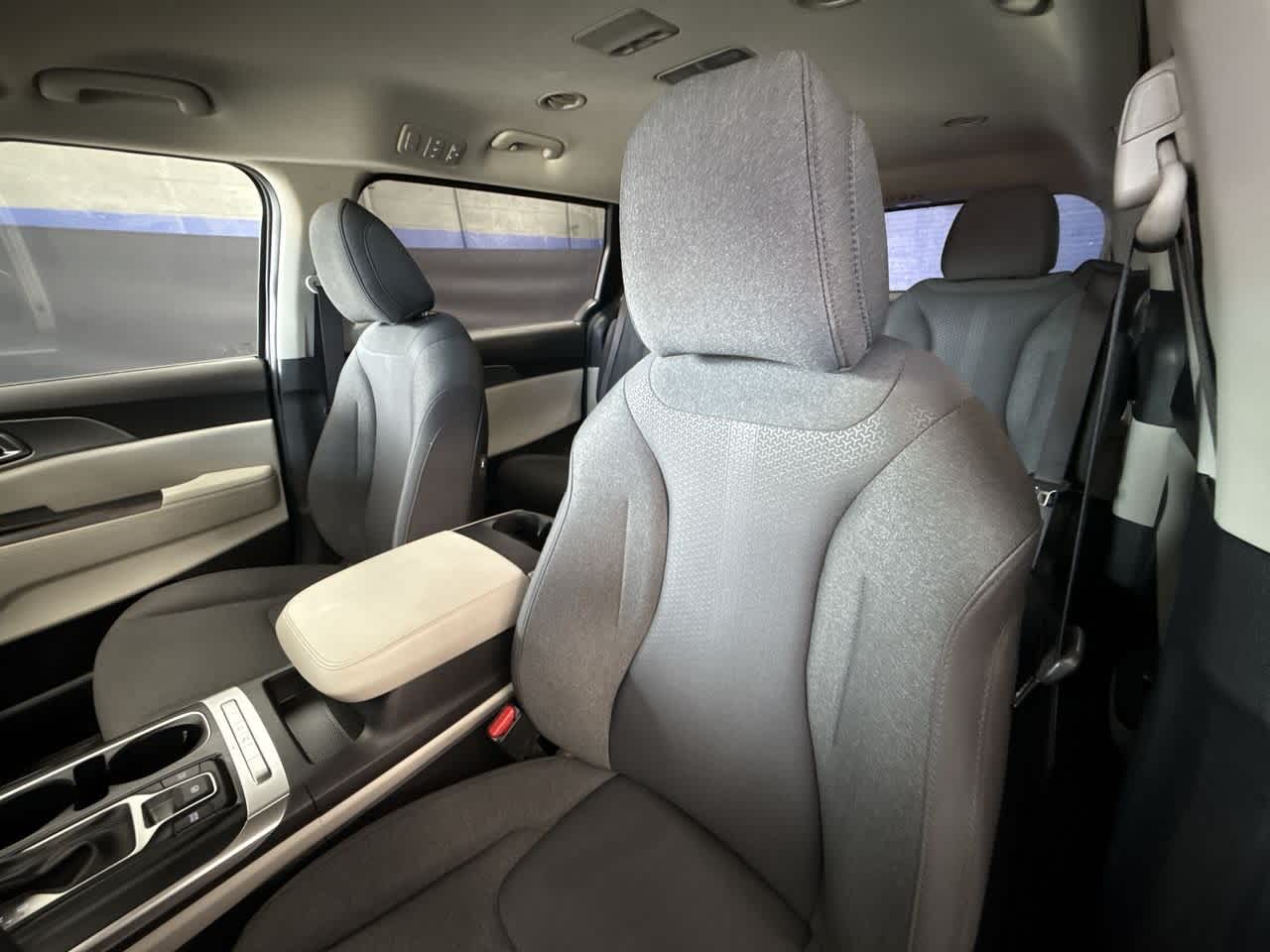 2024 Kia Carnival LX photo 14