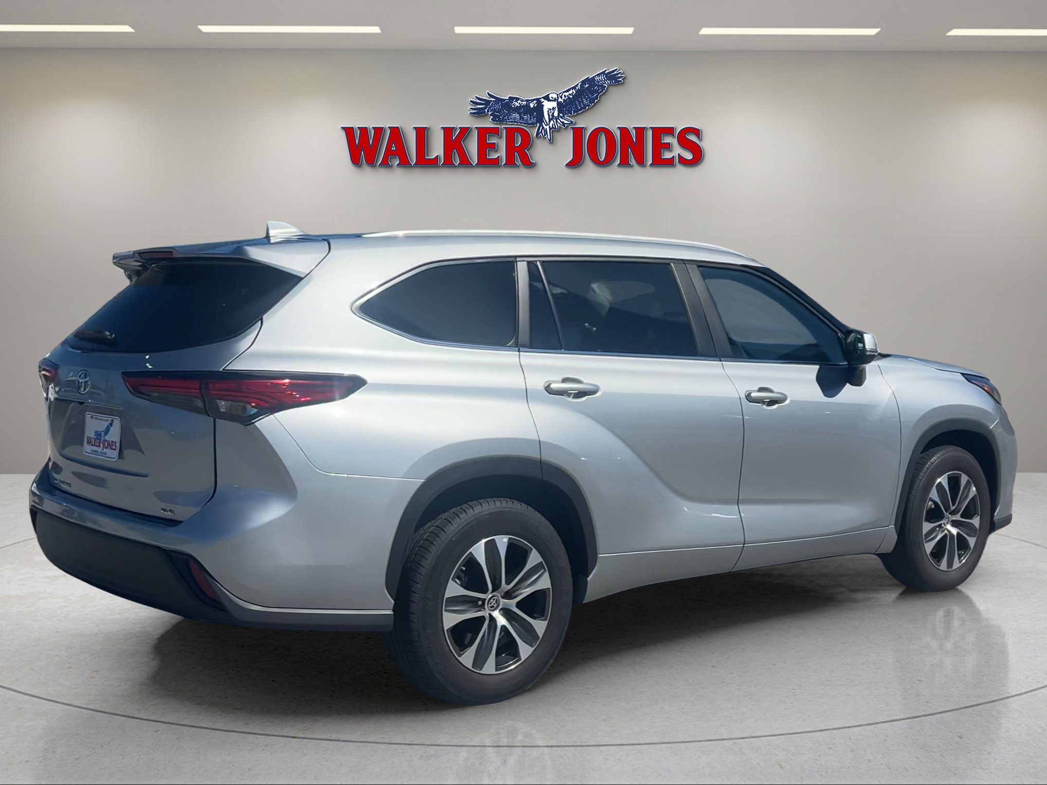 2023 Toyota Highlander L photo 3