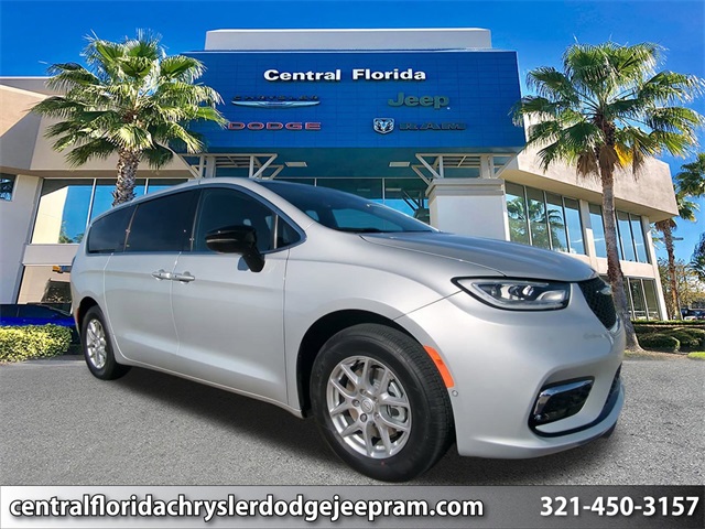 2026 Chrysler Pacifica Select's photo