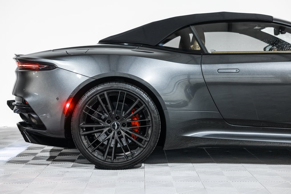 2021 Aston Martin DBS photo 2