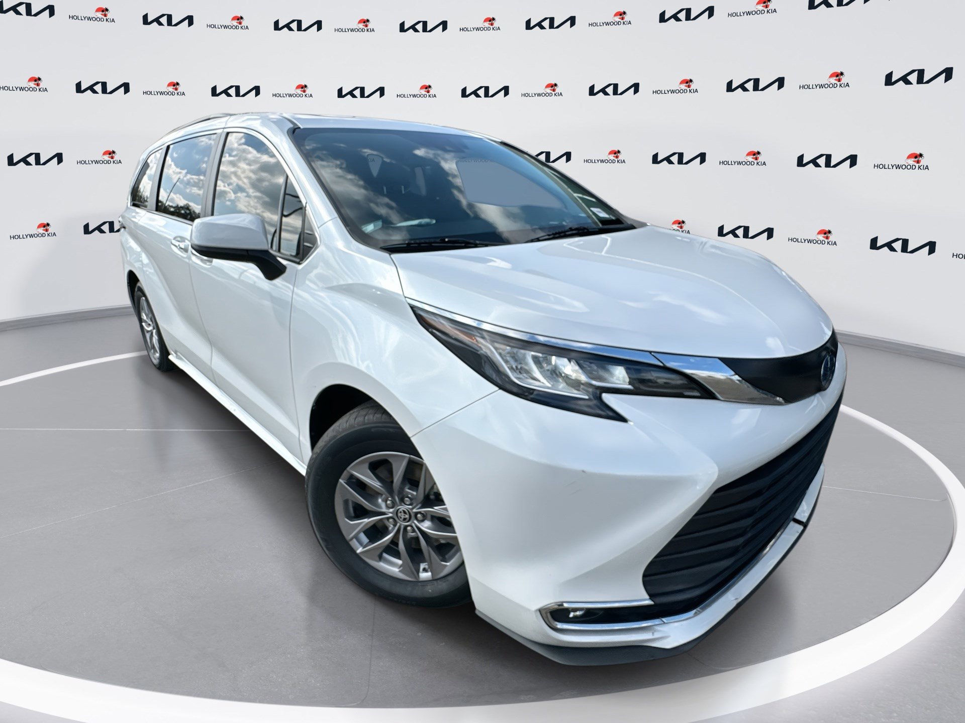 2023 Toyota Sienna XLE's photo