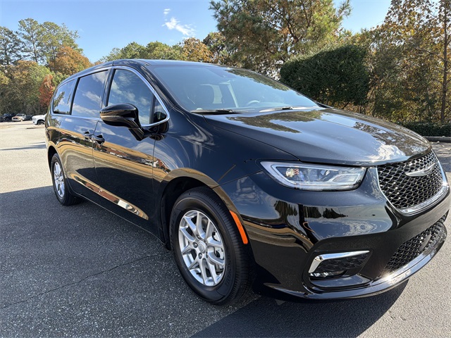 2026 Chrysler Pacifica photo 2