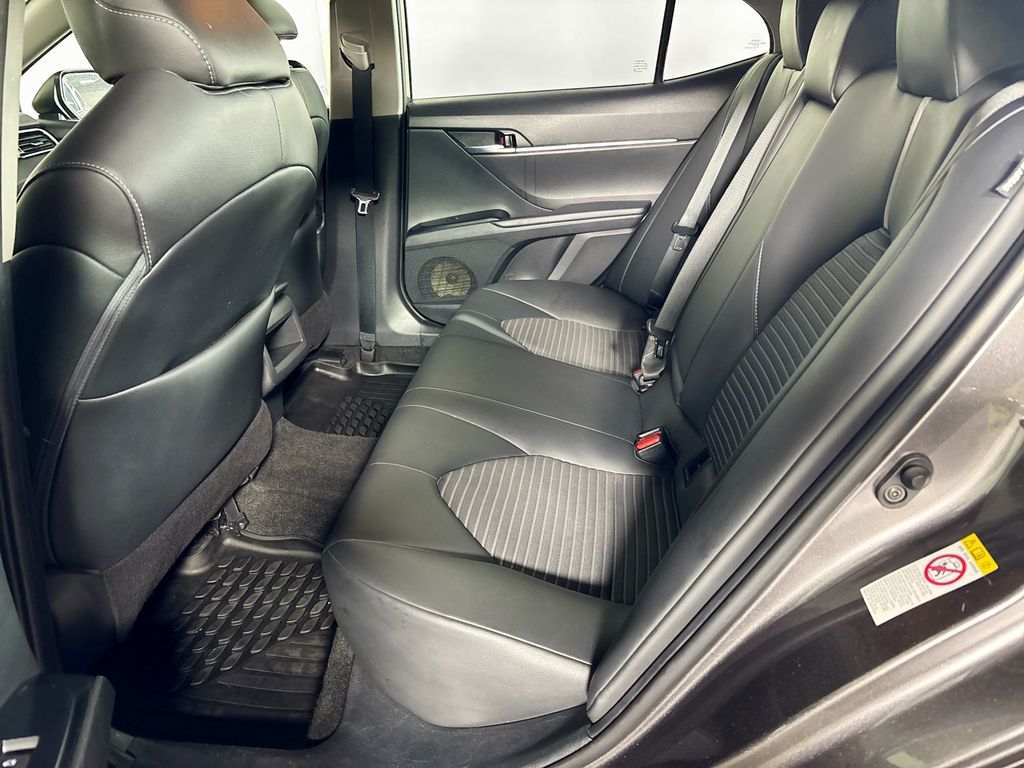 2018 Toyota Camry SE photo 19