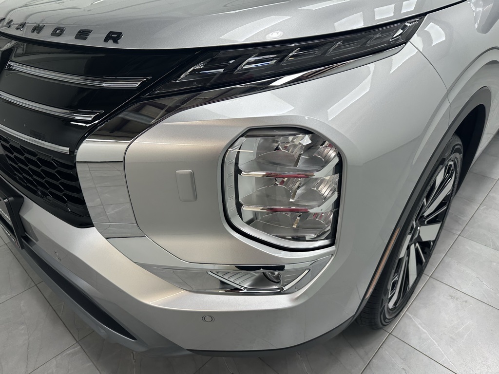 2025 Mitsubishi Outlander SE photo 6