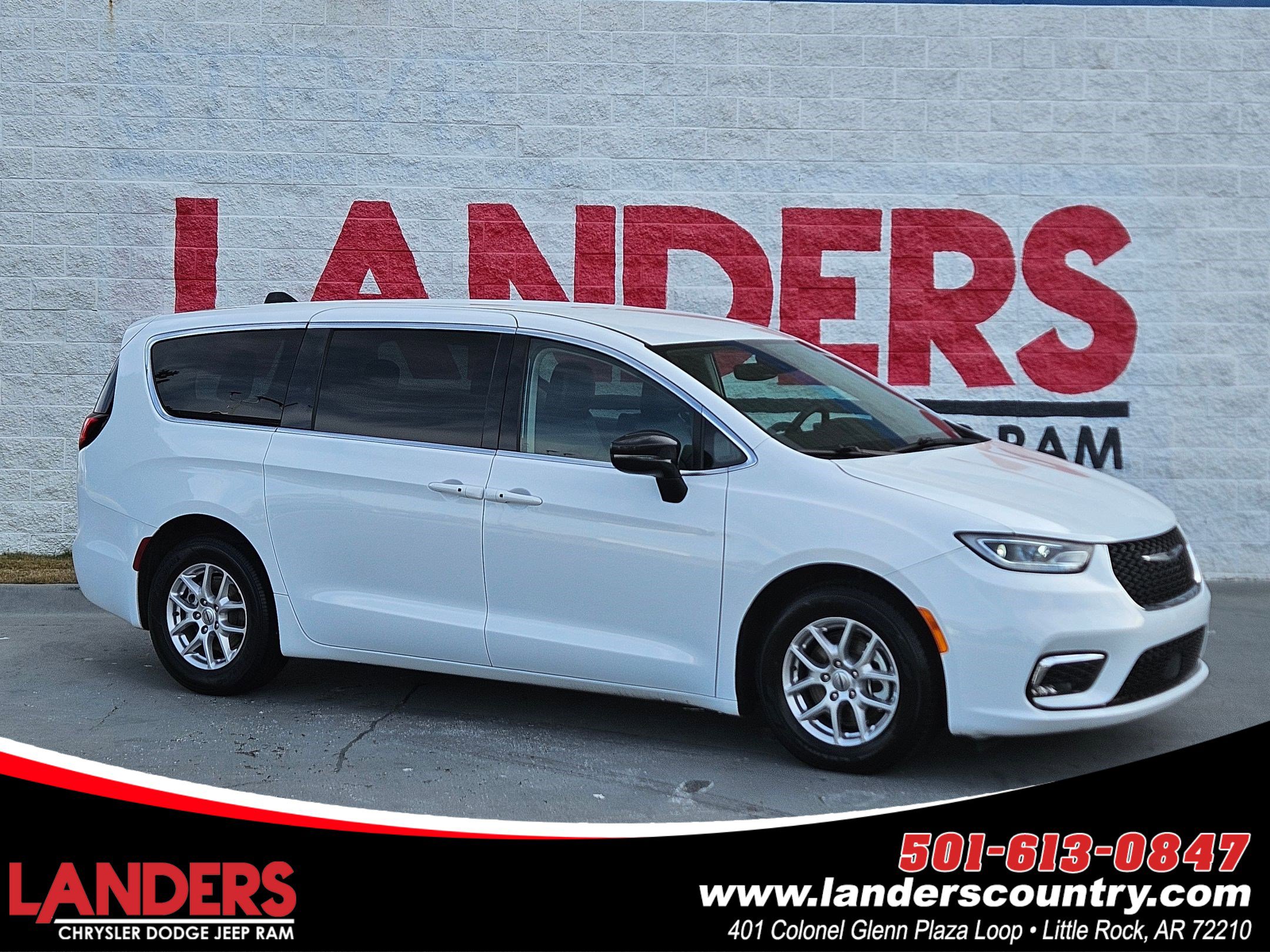 2024 Chrysler Pacifica Touring L's photo