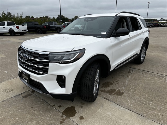 2025 Ford Explorer photo 4