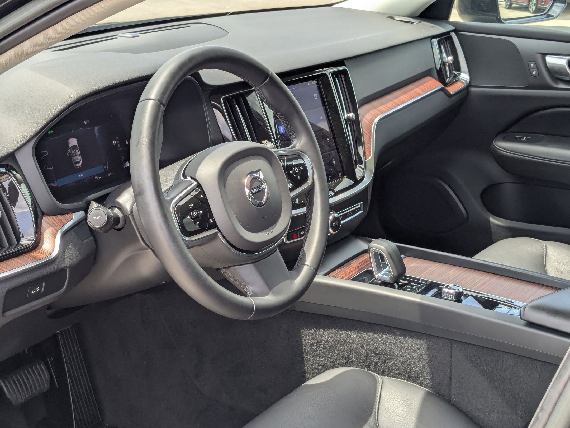 2023 Volvo V60 Cross Country B5 Plus photo 13
