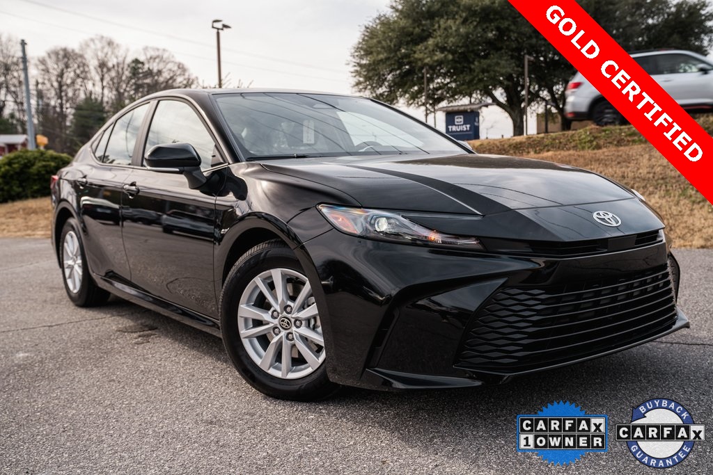 2025 Toyota Camry LE's photo
