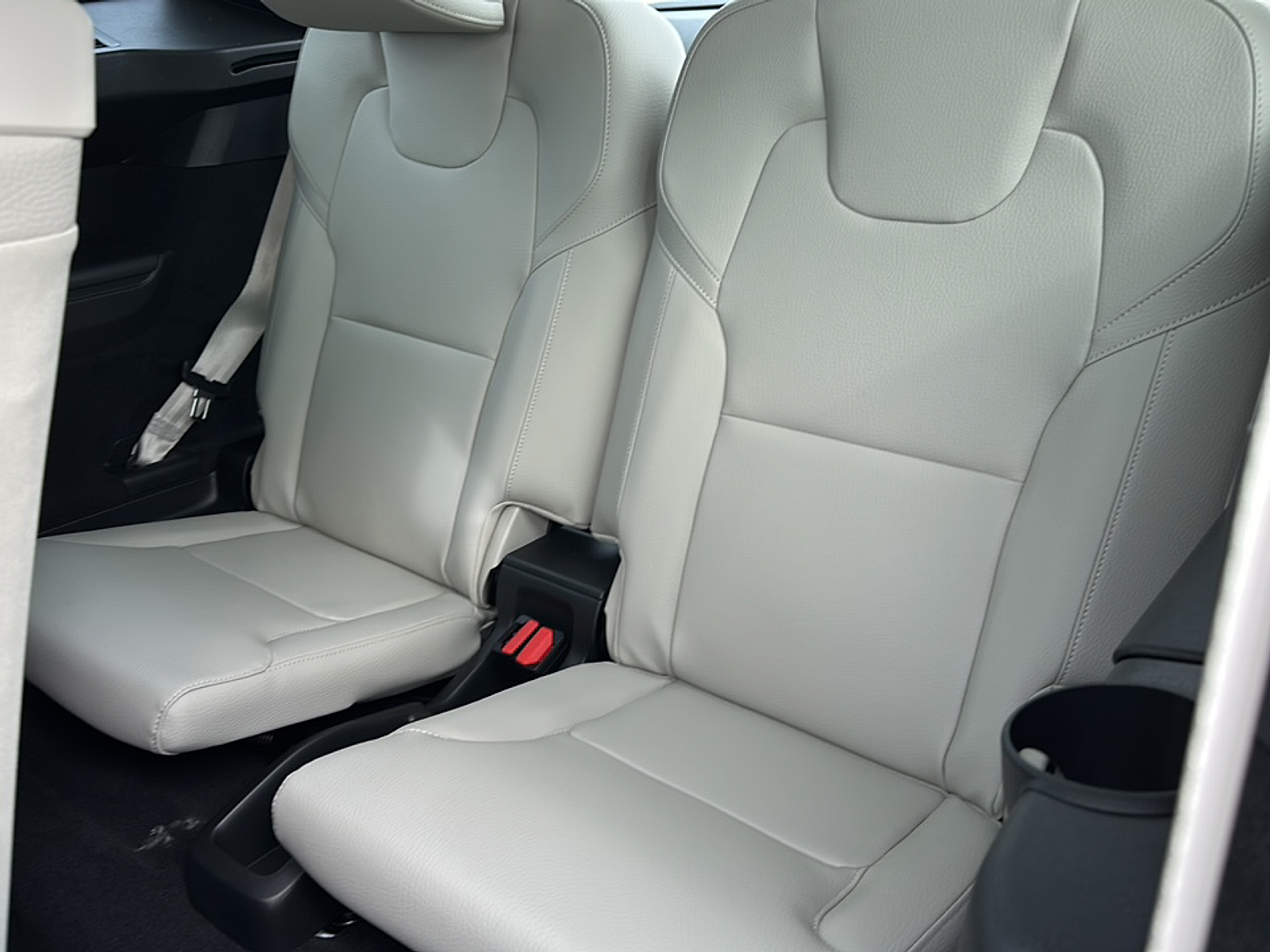 New 2025 Crystal White Volvo T8 Plus 7-Seater image 18
