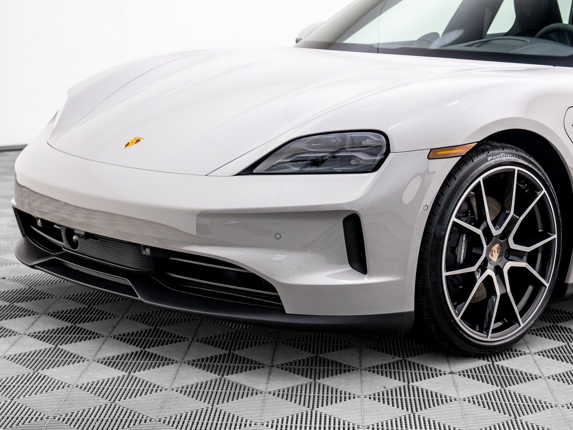 2025 Porsche Taycan 4 photo 29