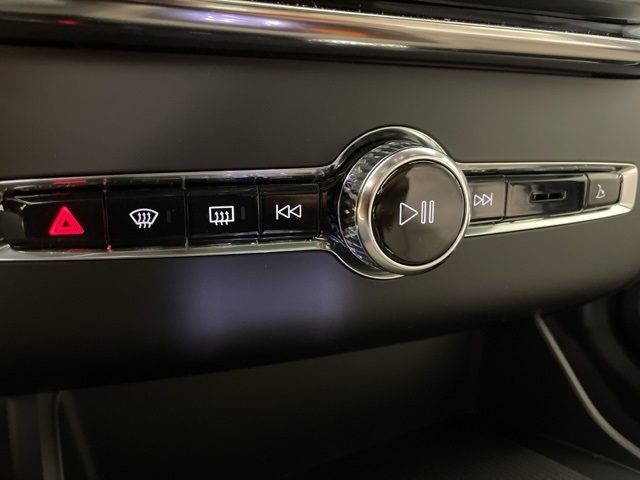 2025 Volvo XC90 Core photo 28