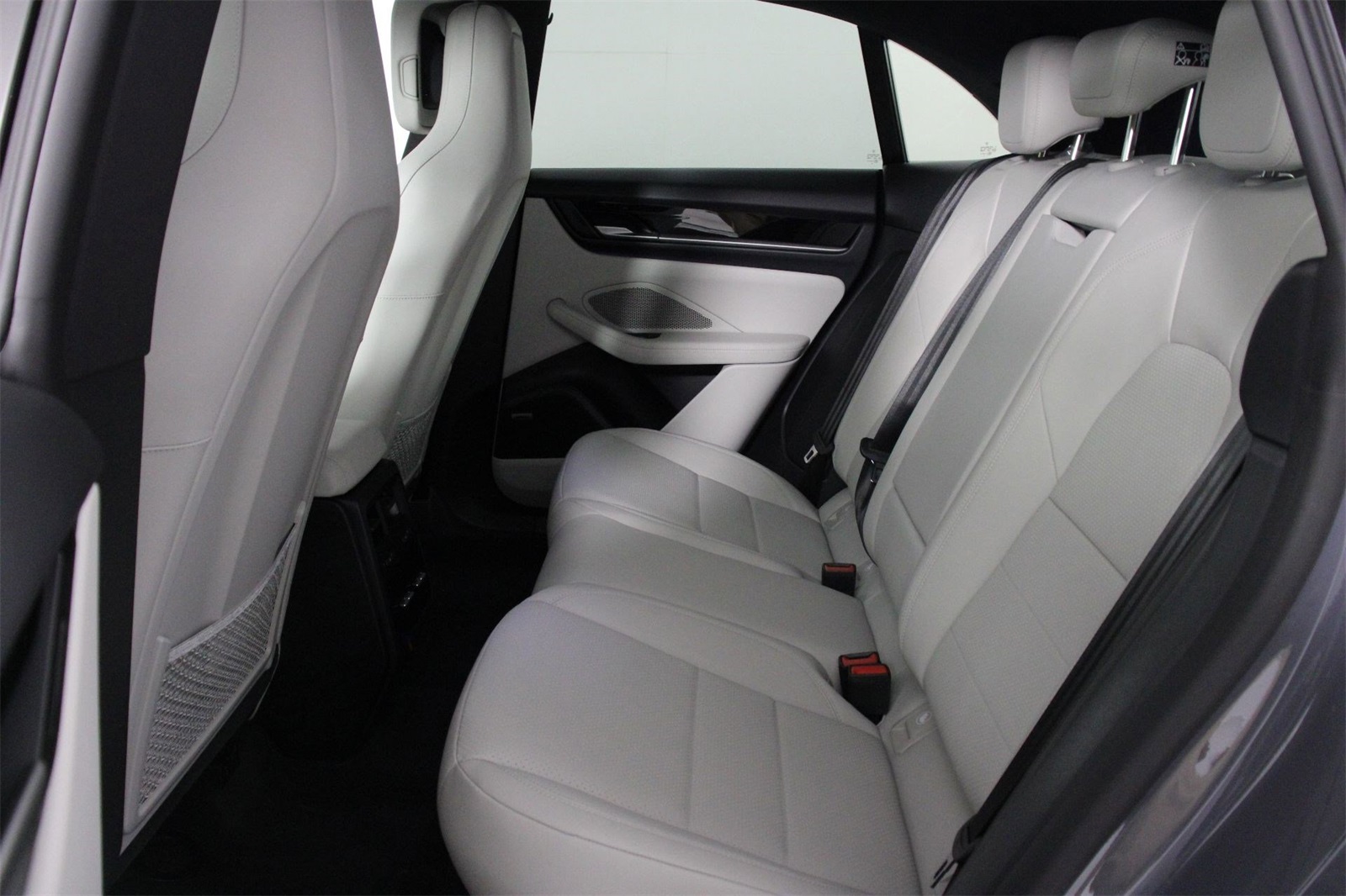 2025 Porsche Macan Electric photo 17