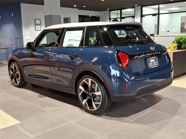 2025 Mini Cooper 4 Door Hardtop Iconic photo 4