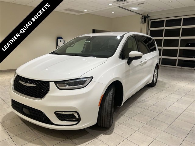 2023 Chrysler Pacifica Touring L's photo