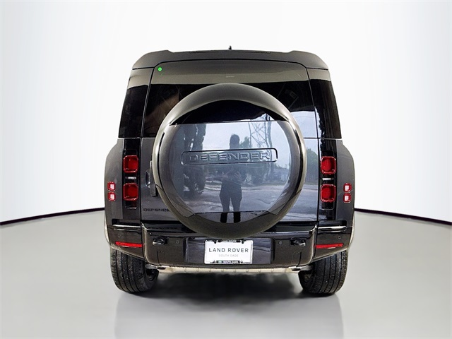 2025 Land Rover Defender 110 X-Dynamic SE photo 3