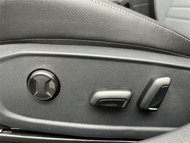 2025 Volkswagen Jetta 1.5T SE photo 3