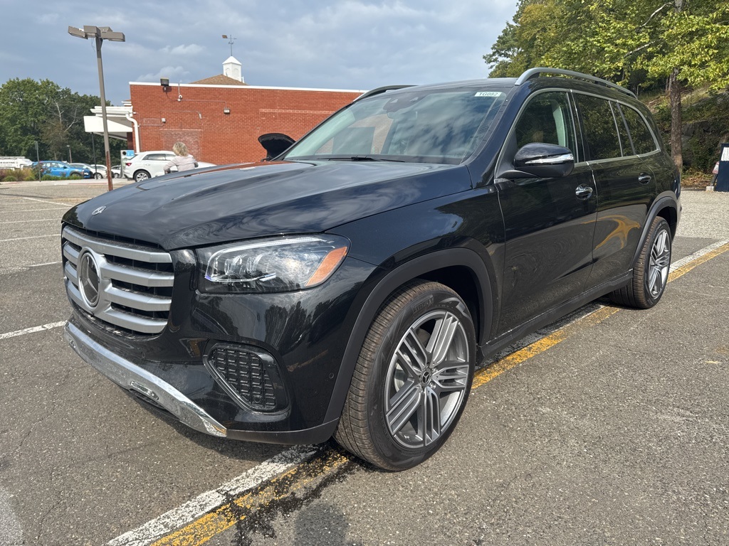 2026 Mercedes Benz GLS 450 4MATIC photo 2