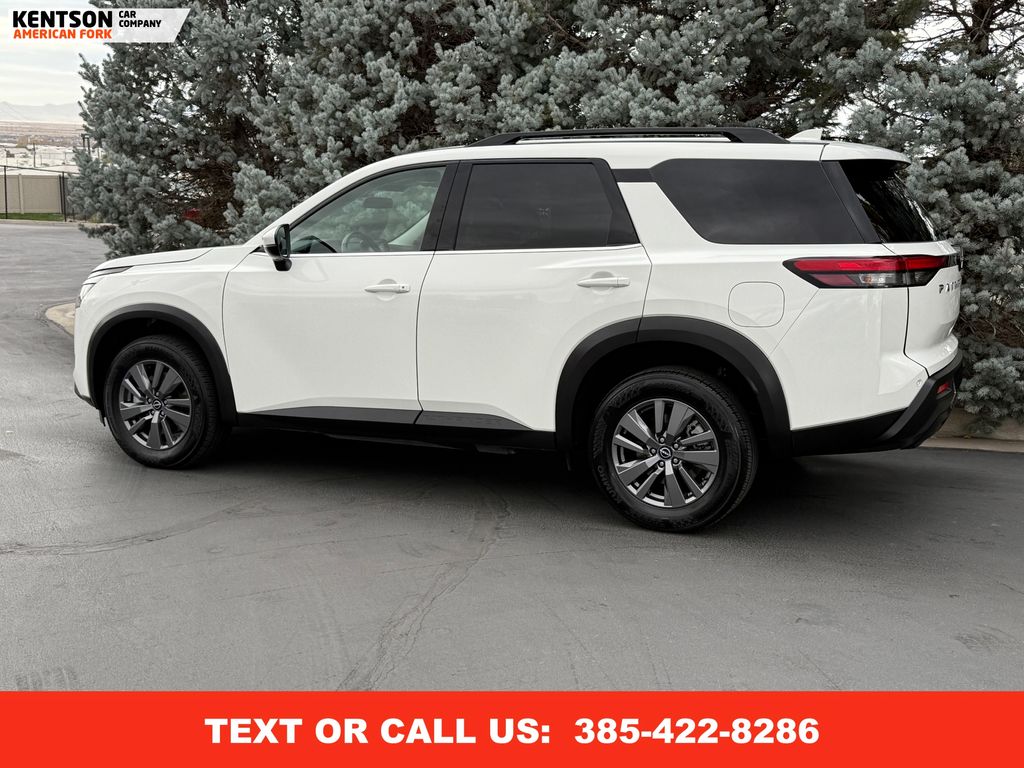 2025 Nissan Pathfinder SV photo 4