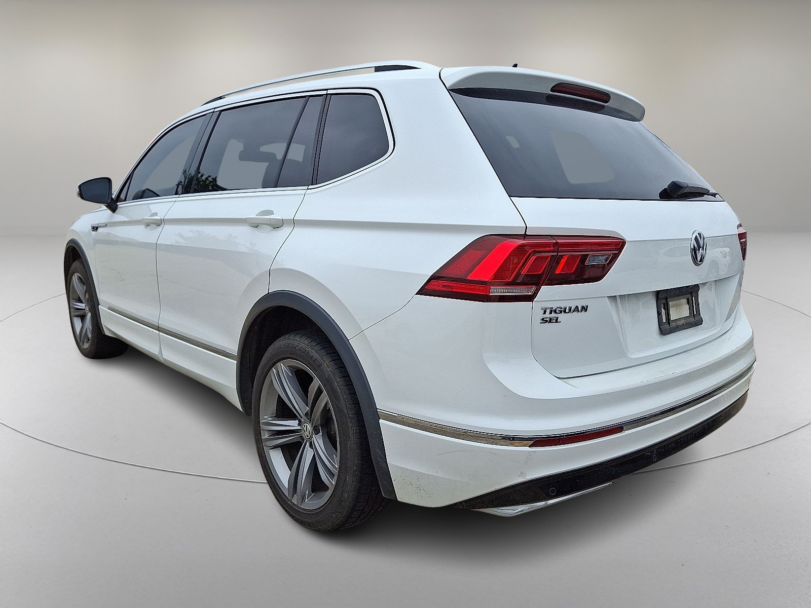 2019 Volkswagen Tiguan SEL R-Line photo 6