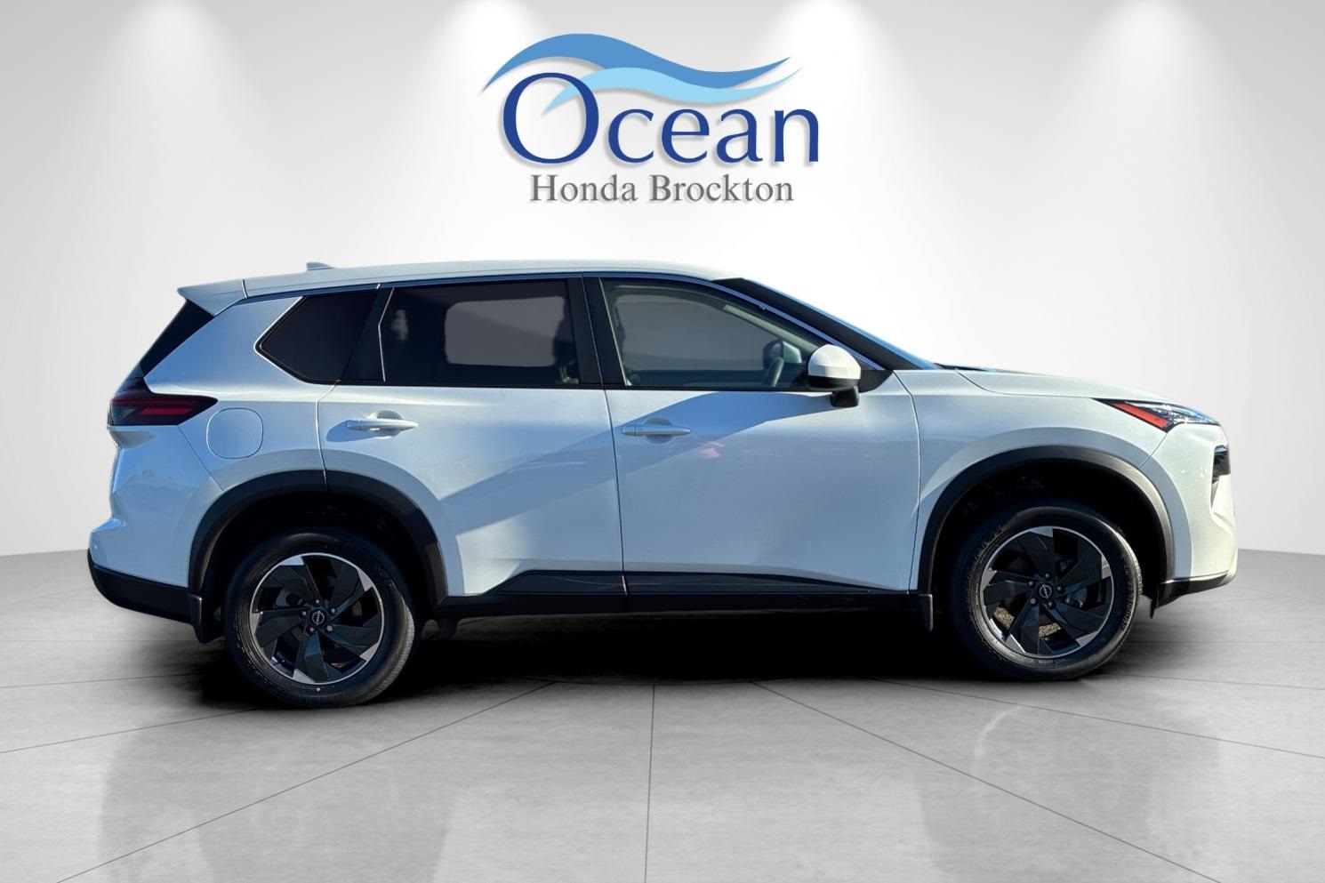 2024 Nissan Rogue SV photo 2