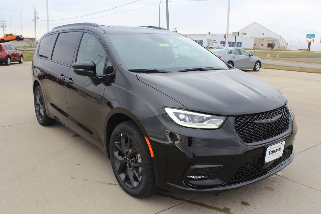 2026 Chrysler Pacifica Limited's photo