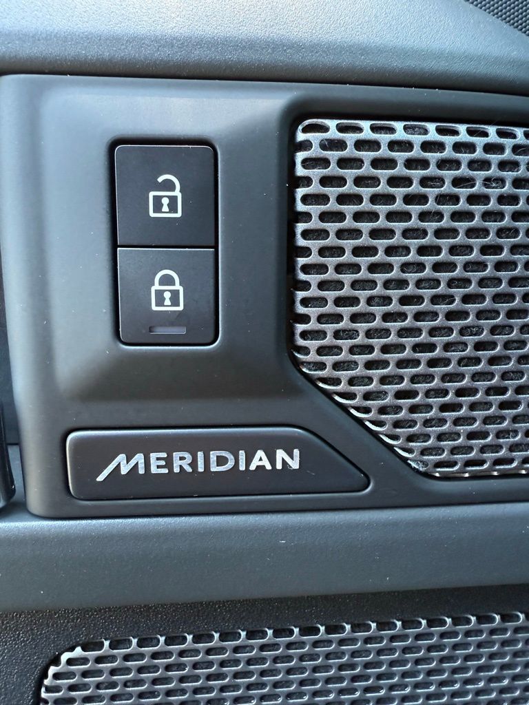 2024 Land Rover Defender 110 X-Dynamic SE photo 25