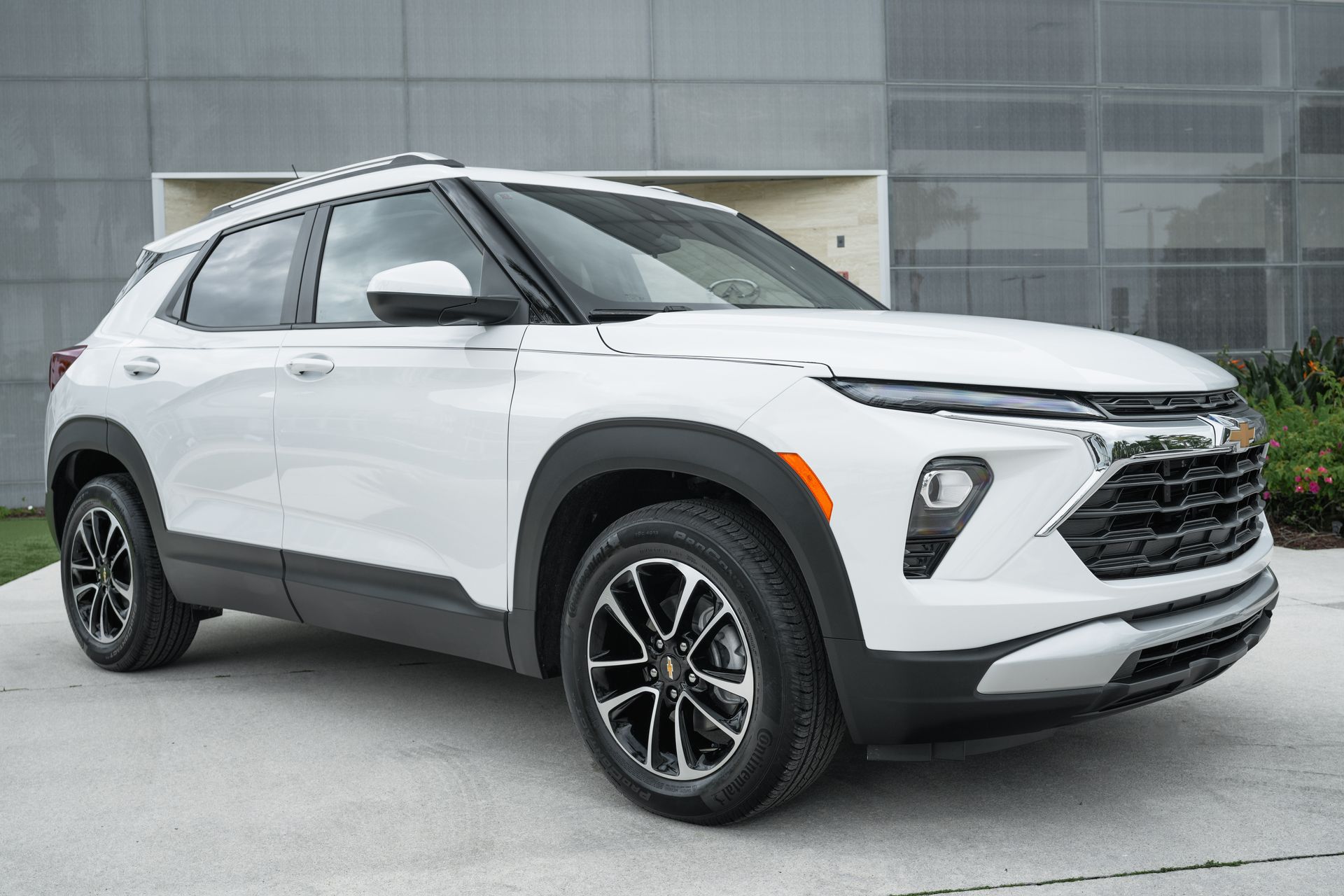 2024 Chevrolet Trailblazer LT photo 2