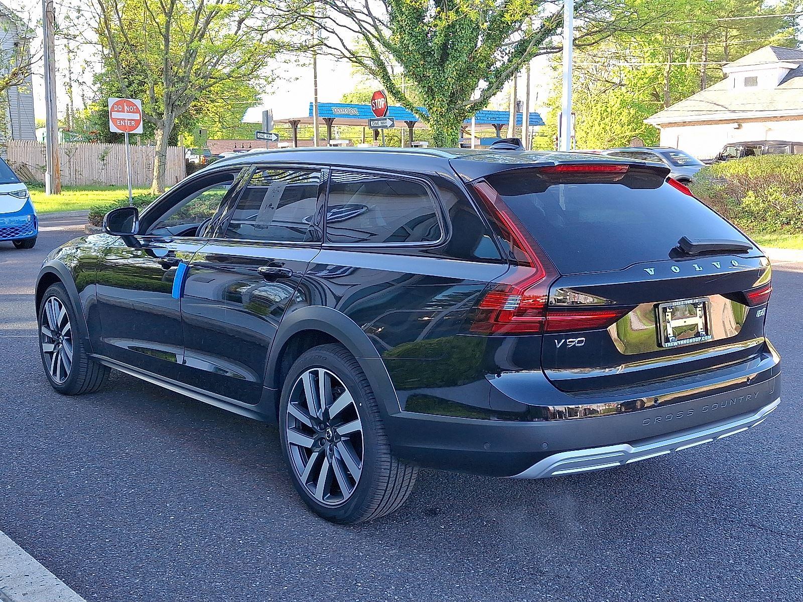 2025 Volvo V90 Cross Country B6 AWD photo 4