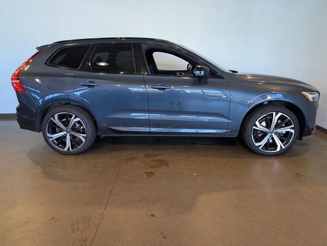 2022 Volvo XC60 R-Design photo 5
