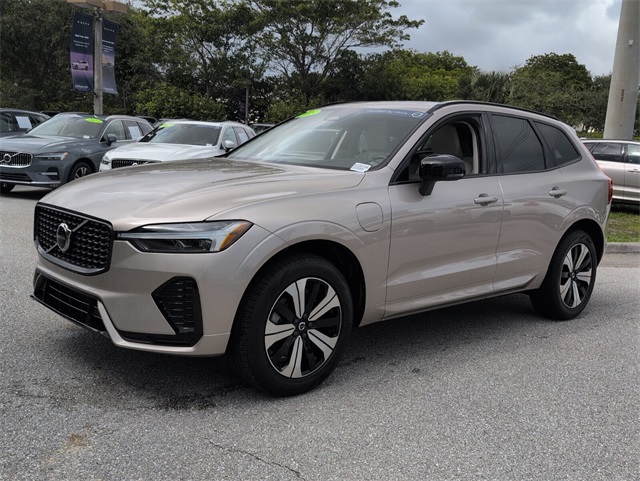 2025 Volvo XC60 Hybrid T8 Core photo 4