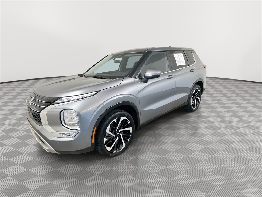 2024 Mitsubishi Outlander SE photo 3